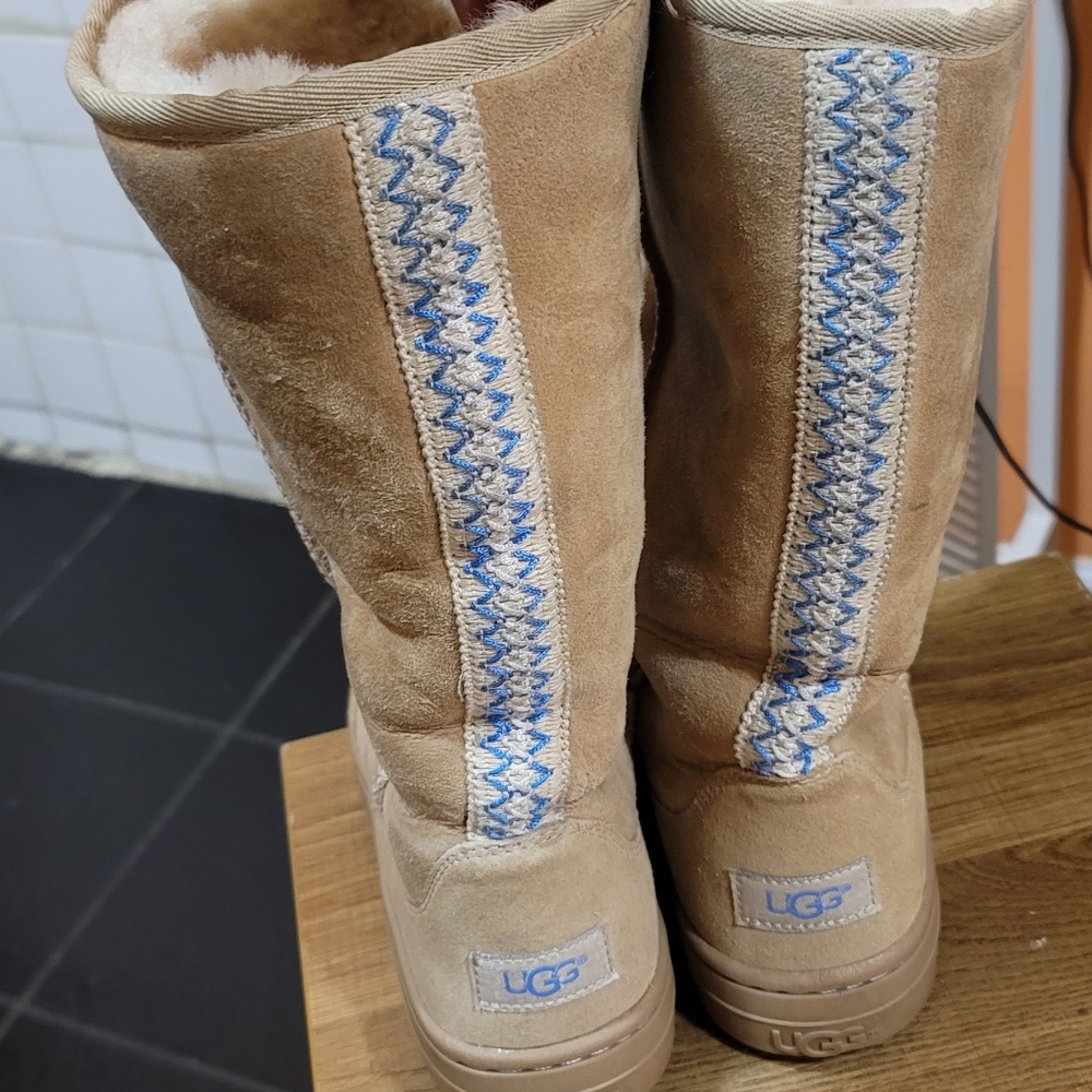 Uggs - image 2